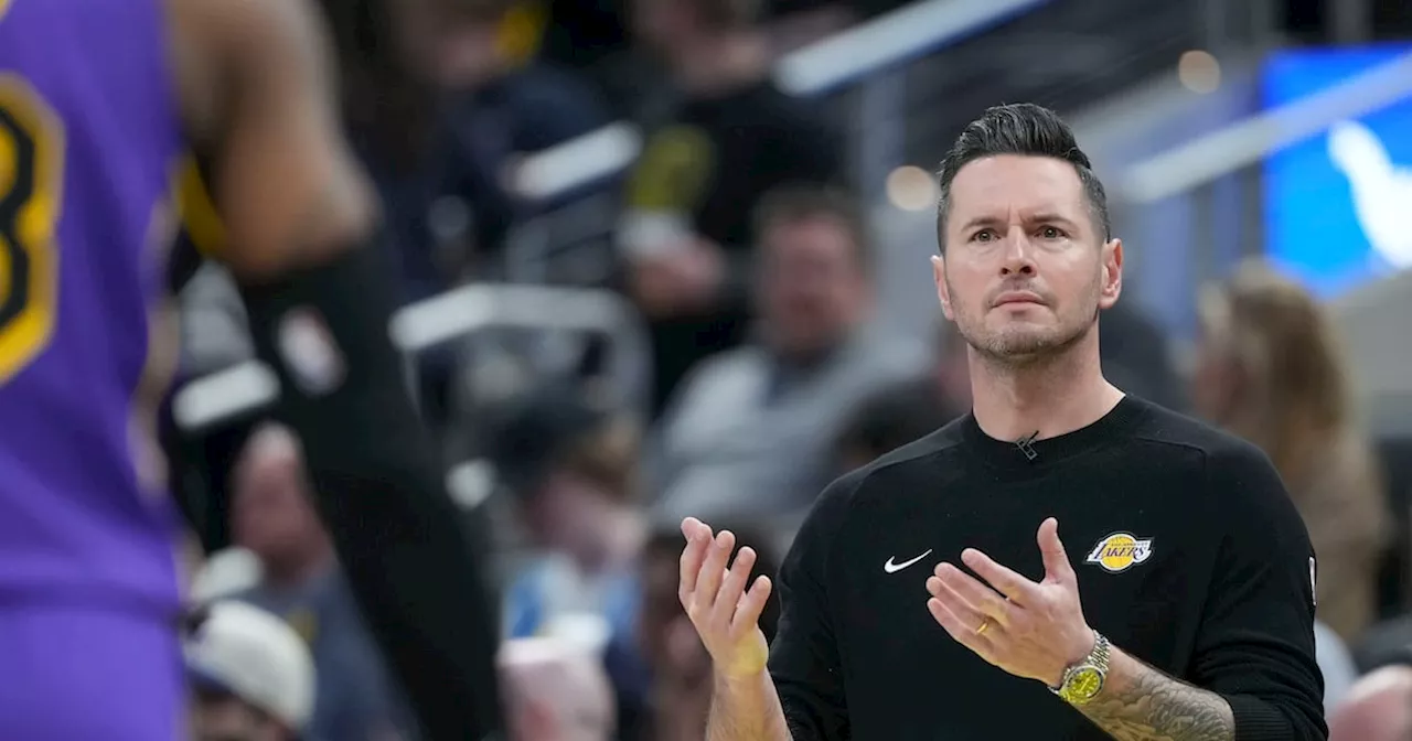 JJ Redick sigue esforzándose por mejorar tras exitoso y tumultuoso debut como entrenador de Lakers