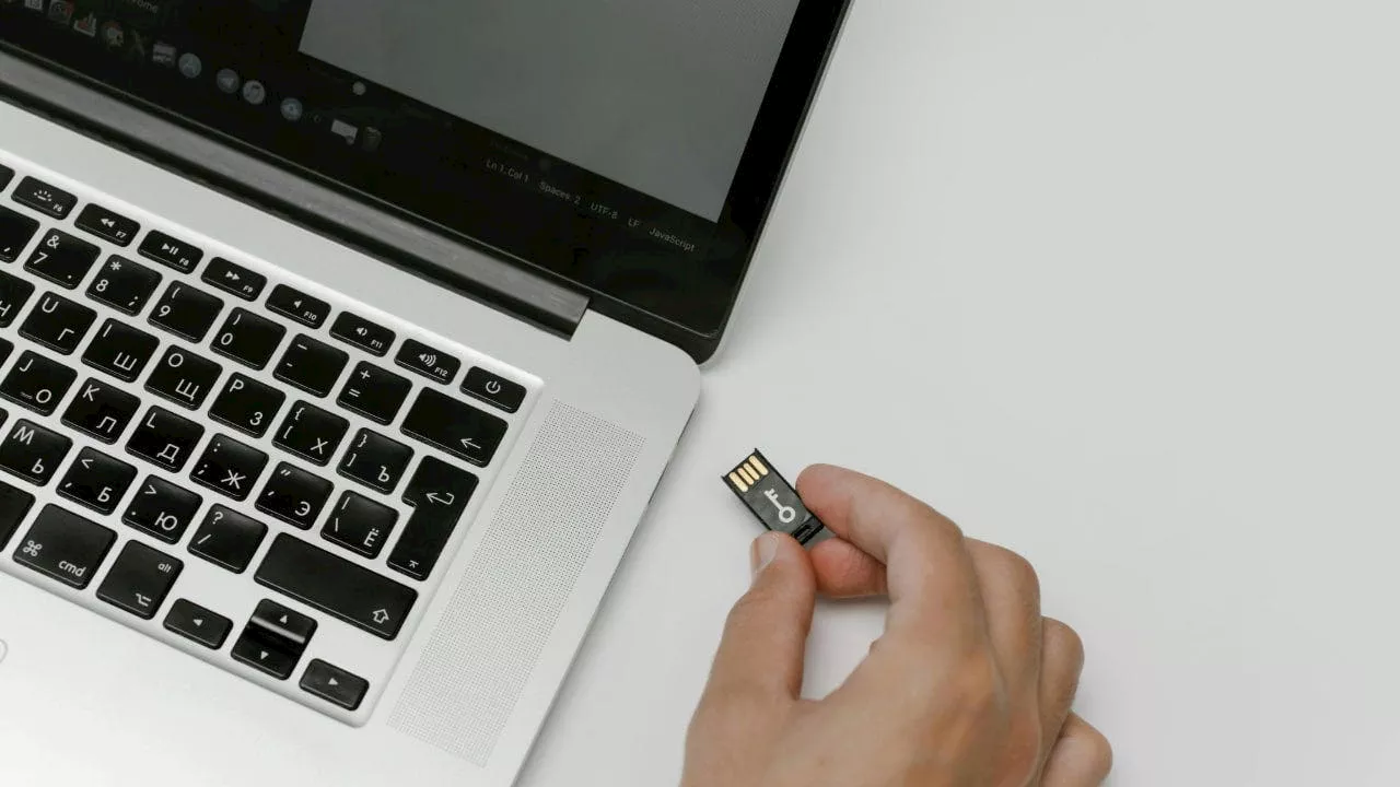 Hackers using malware to steal data from USB flash drives
