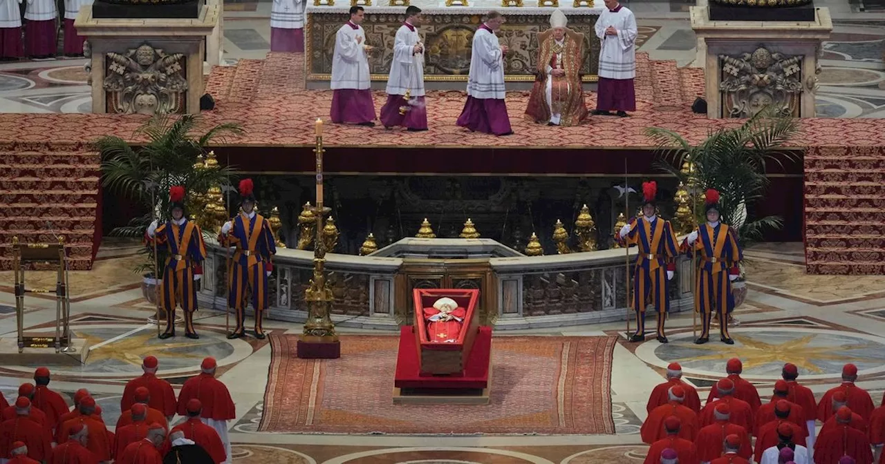 Verstorbener Papst Franziskus in den Petersdom überstellt, Gläubige nehmen Abschied
