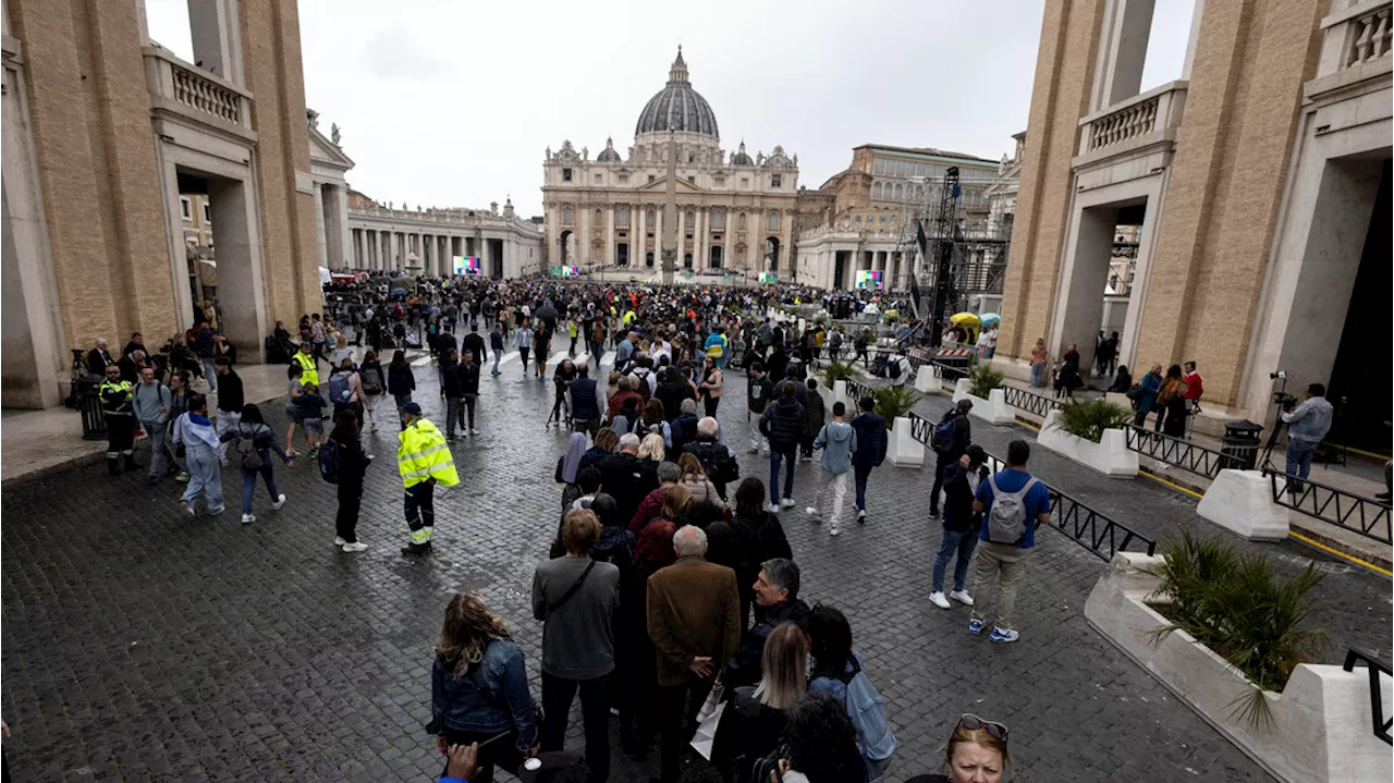 Migliaia in coda per l'addio a Papa Francesco, da domenica sarà possibile visitare la tomba
