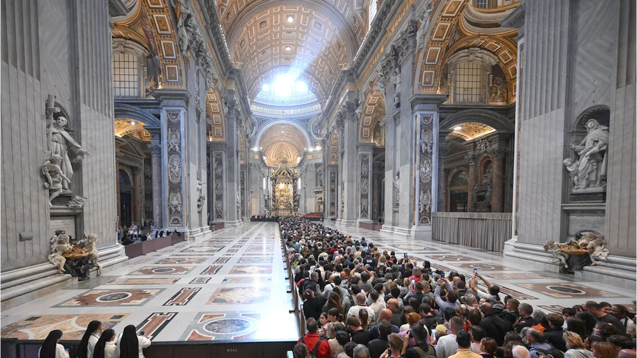 Migliaia in coda per l'addio a Papa Francesco, più di 48mila fedeli gli hanno già reso omaggio
