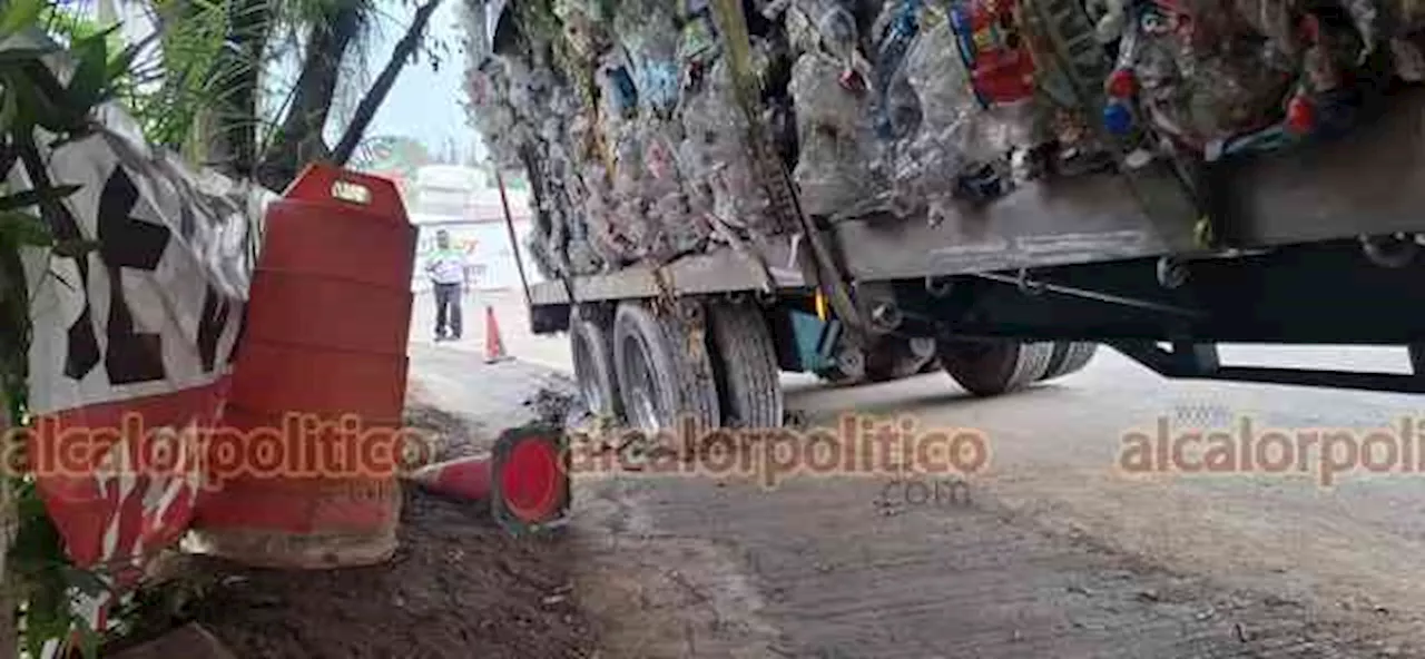 En avenida Chedraui Caram, en Xalapa, tráiler terminó atorado en concreto fresco