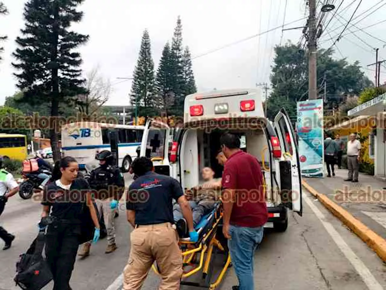Golpe inesperado en plena avenida: hombre arrollado mientras arreglaba un auto en Lázaro Cárdenas