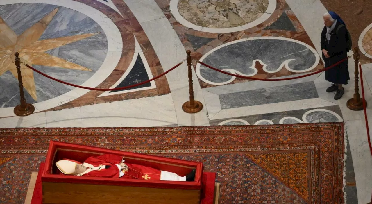Suor Genevieve infrange il protocollo davanti alla bara di Papa Francesco: in lacrime l'«enfant terrible» al f