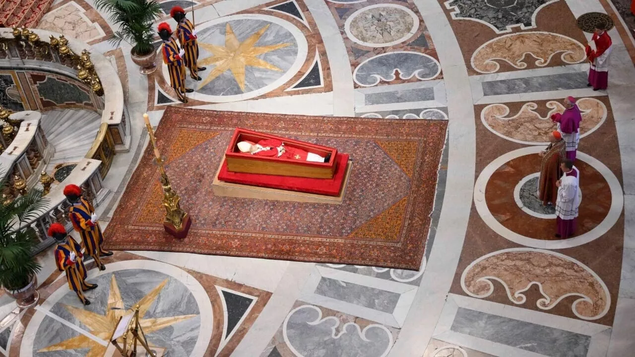 Così la Chiesa prepara i funerali di papa Francesco e cerca il nuovo pontefice