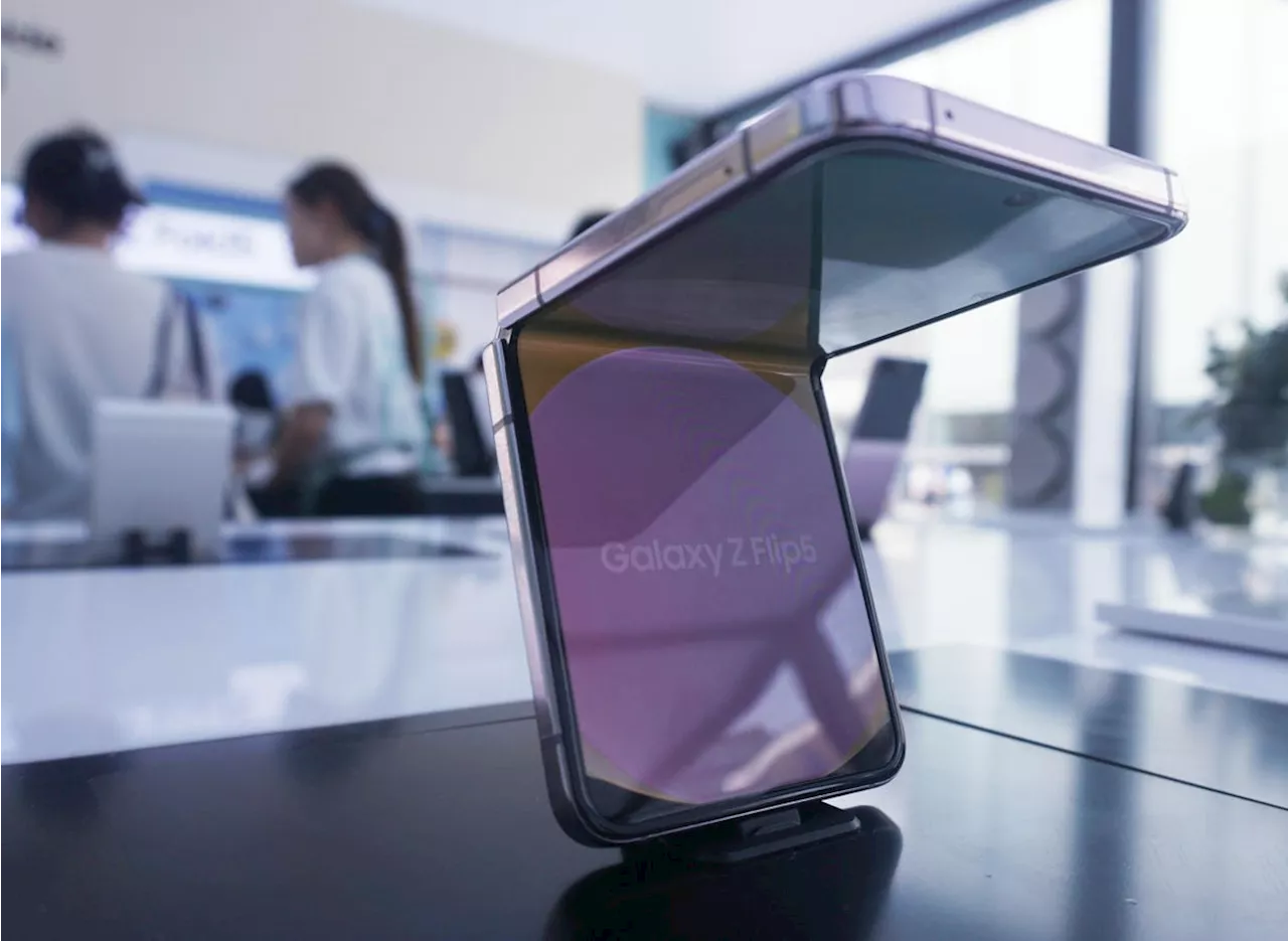 Android Circuit: Galaxy Z Flip 7 Details, Gmail’s Unsubscribe Help, Pixel 10 Design Leaks