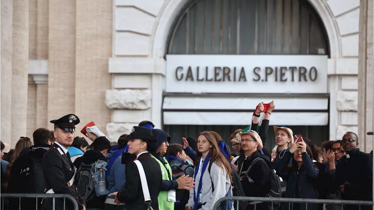 Oggi i funerali del Papa, fedeli in fila anche da ieri sera