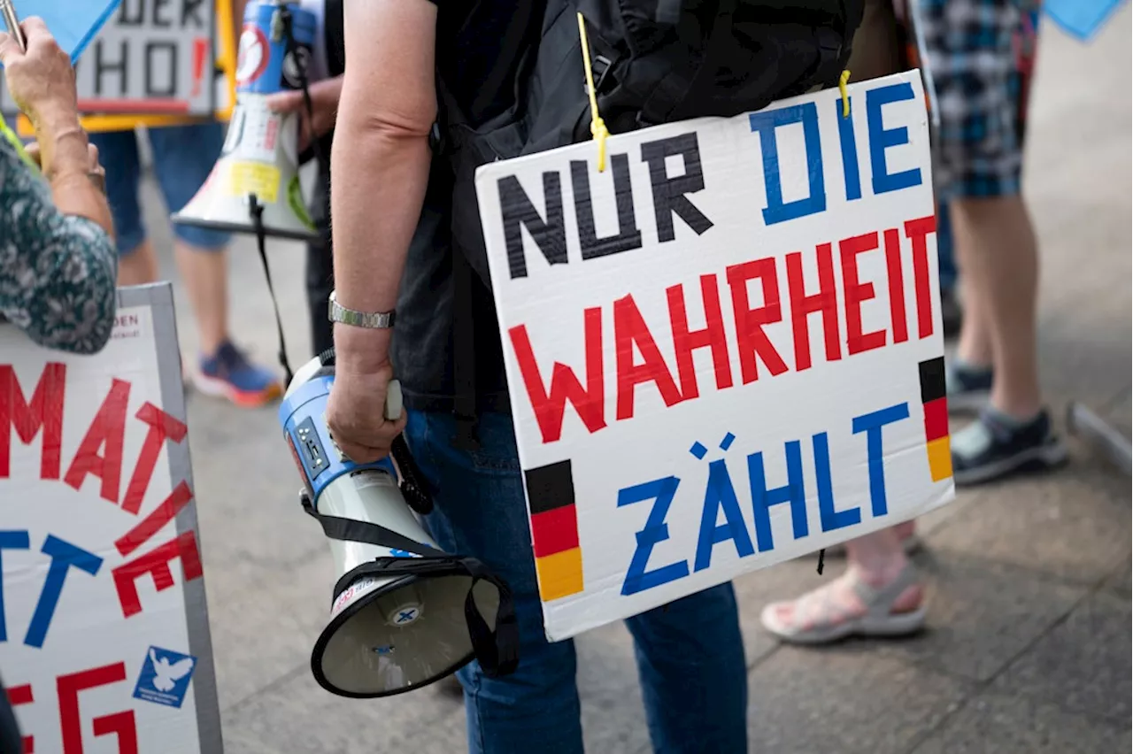 Demo aus „Querdenker“-Spektrum in Berlin am Samstag: Friedensbewegte mit Rechtsextremen