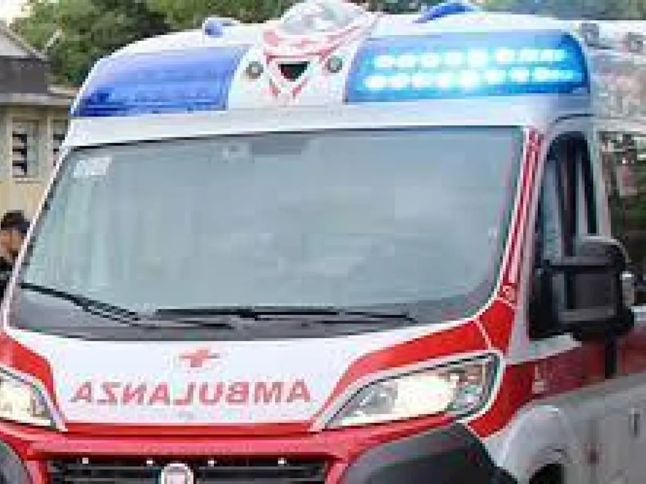Cadono dal tetto di un capannone: 14enne muore, 13enne gravissimo