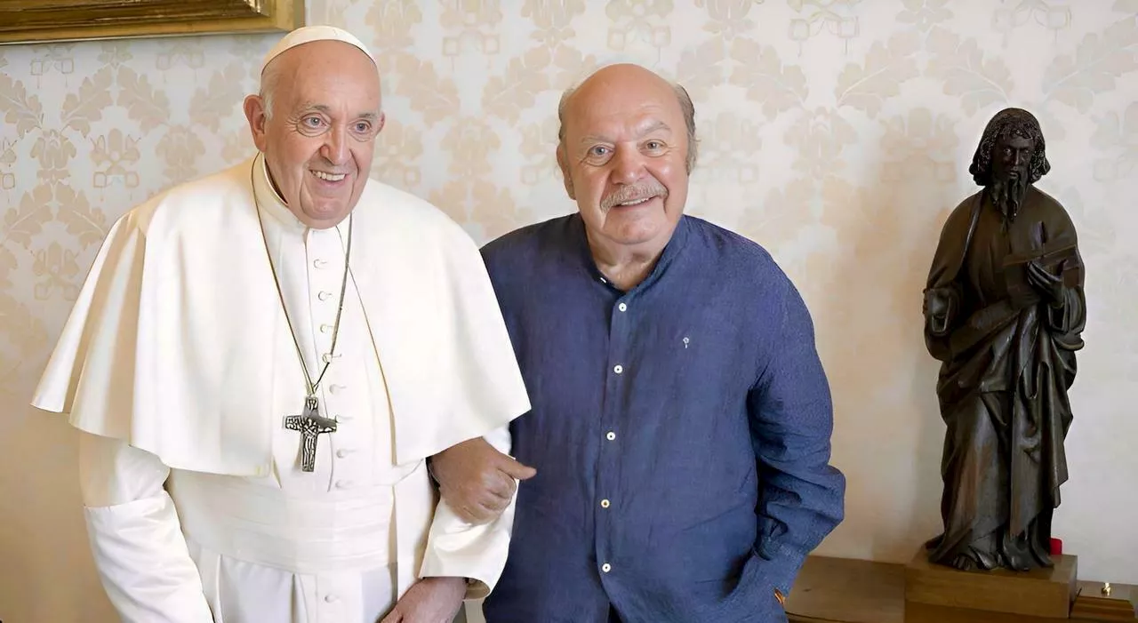 I funerali di Papa Francesco a casa di Lino Banfi: «Lo facevo ridere tanto. Diceva che il buon umore è una car