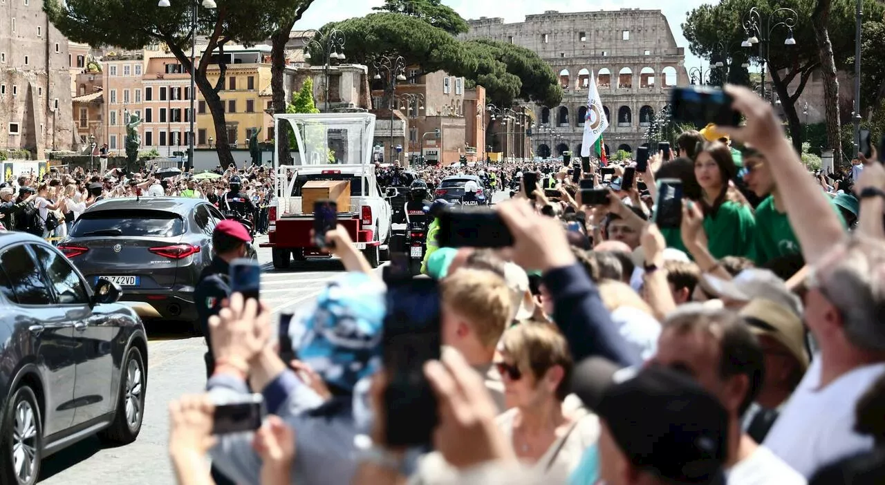 Papa Francesco, i romani e quell'abbraccio lungo il corteo funebre: «Rimarrai sempre con noi»