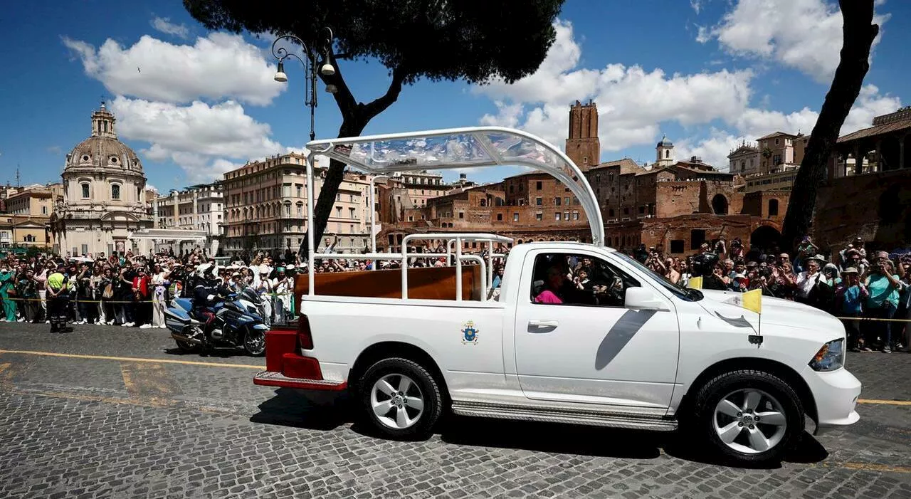 Papa Francesco romano per sempre: la scelta di Bergoglio e il viaggio nella città tra cori e smartphone