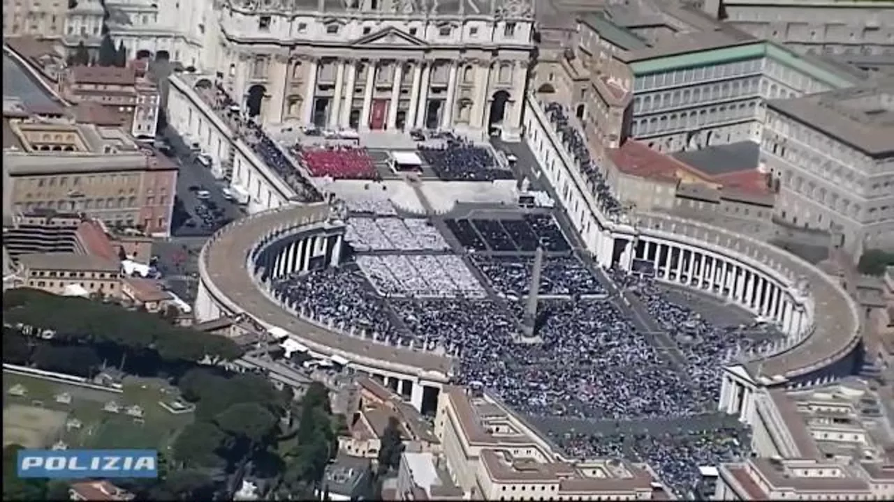 Funerali papa Francesco, la folla riempie piazza San Pietro: le esclusive immagini dell'alto
