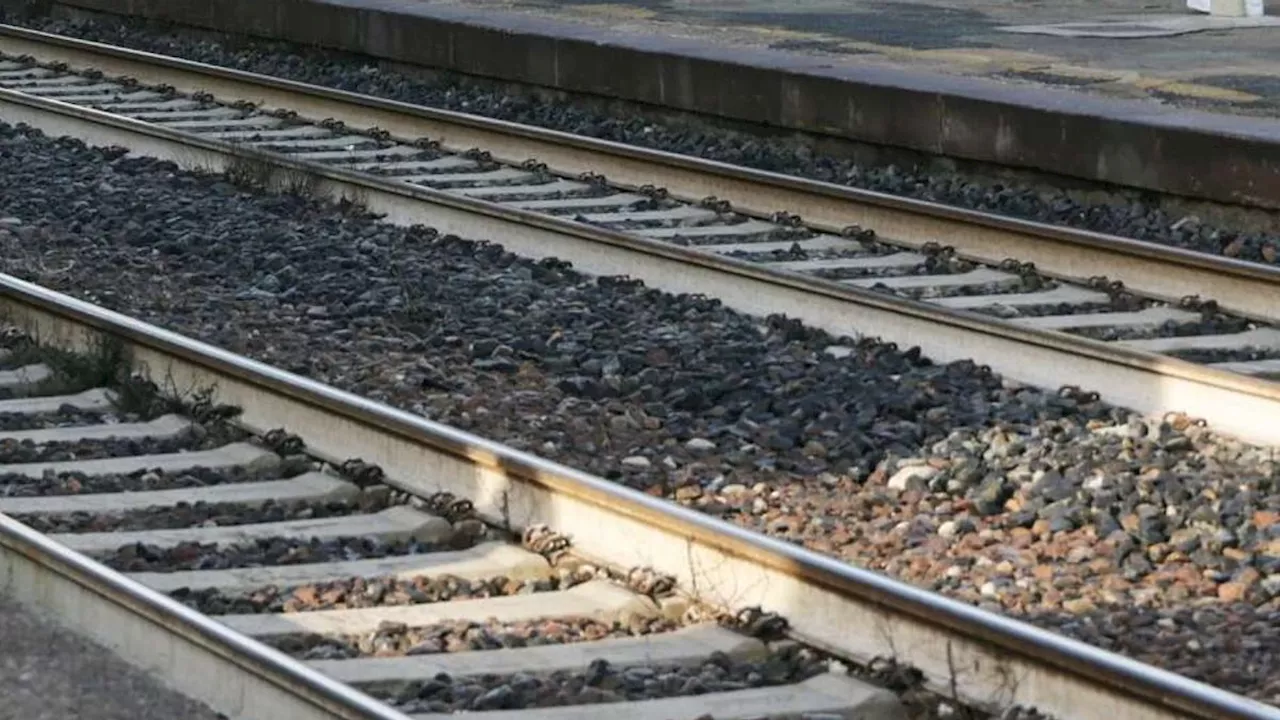 Milano, attraversa i binari in monopattino: 17enne investita e uccisa da un treno
