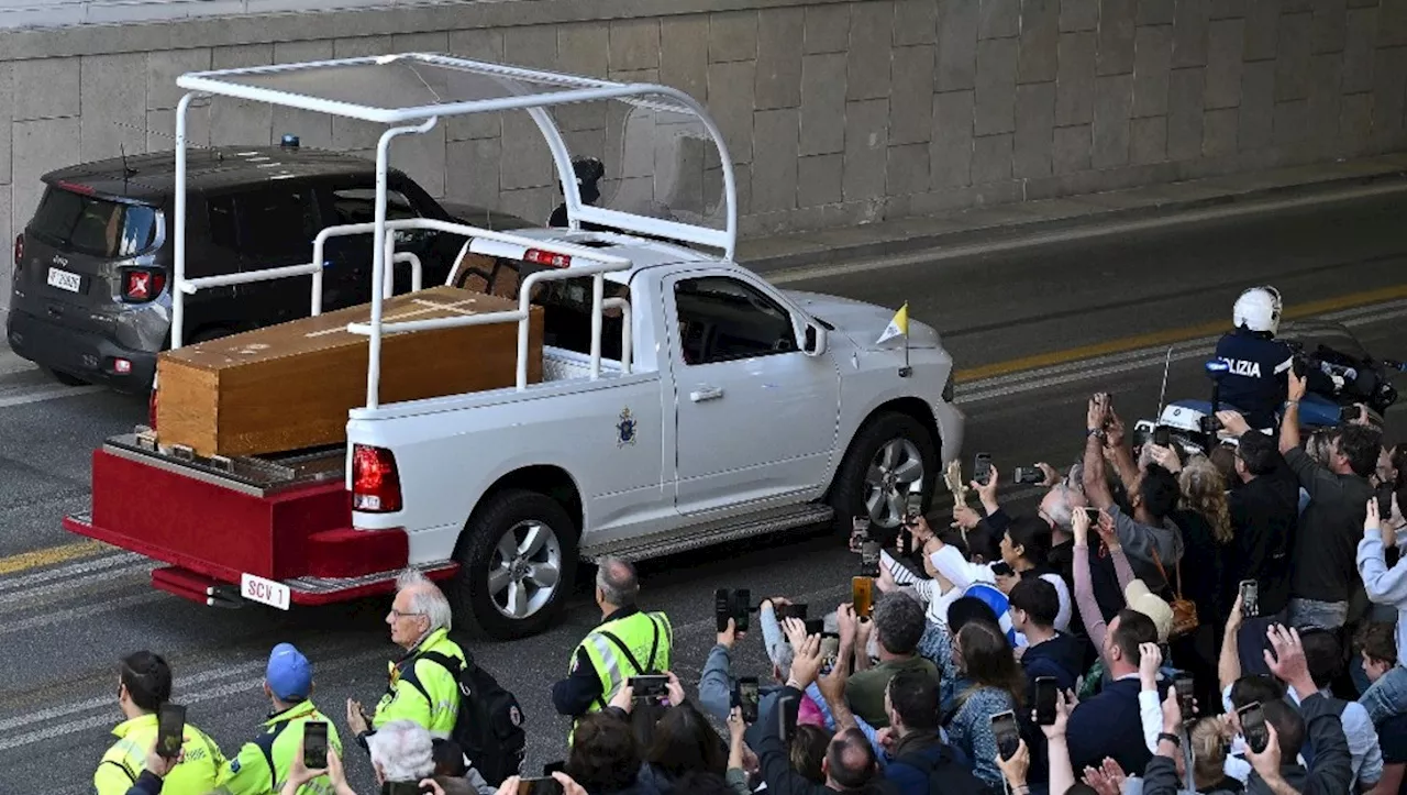 Así recorrió el cuerpo del Papa Francisco desde el papamóvil rumbo a la basílica de Santa María la Mayor