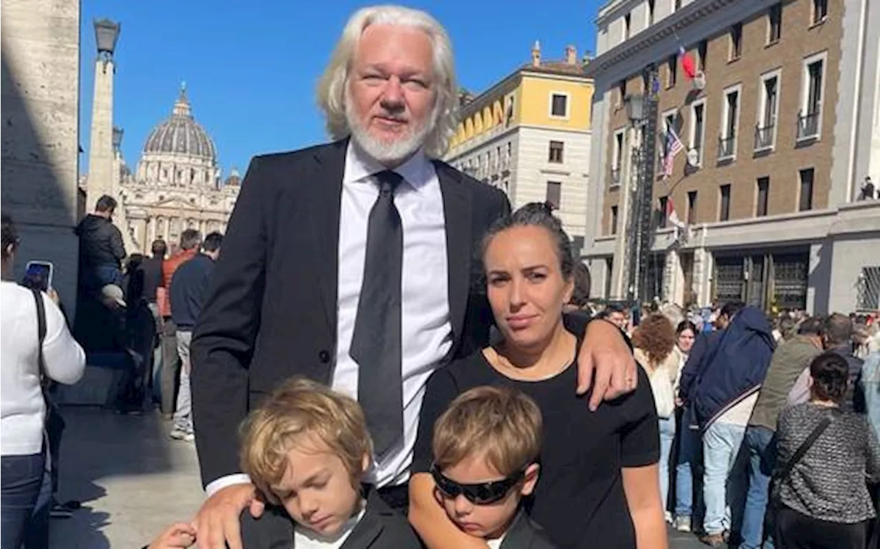 Funerale Papa Francesco, anche Julian Assange in Piazza San Pietro
