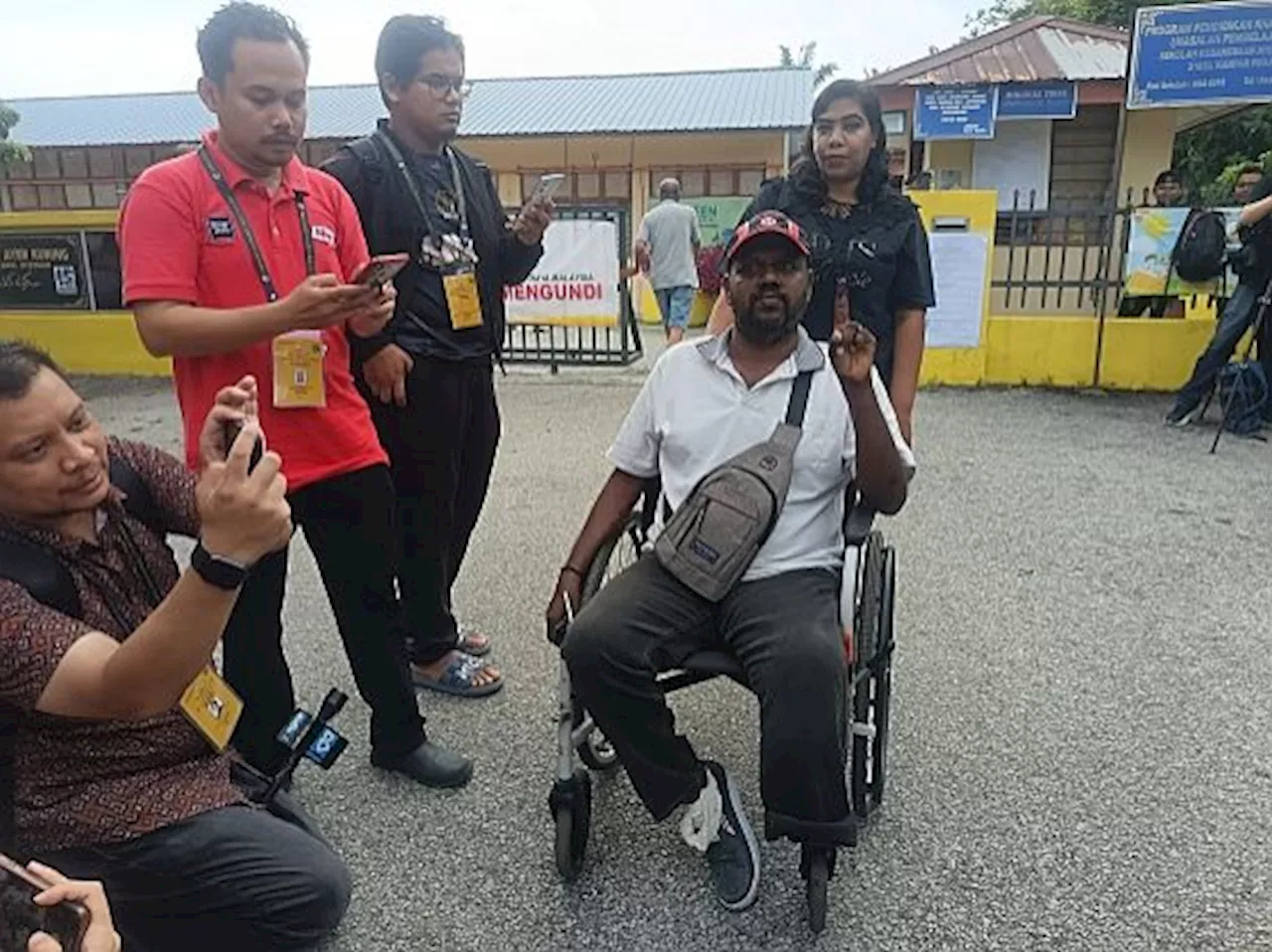 Ayer Kuning polls: Determined voters overcome obstacles to cast their ballots