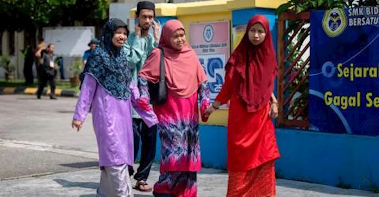 Ayer Kuning polls: Single mum brings autistic children to vote