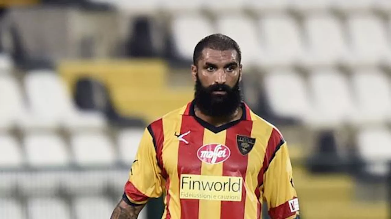 Lecce, l'ex capitano Cosenza: 'Graziano, non ti incazzare: la nostra dignità non l'avranno'