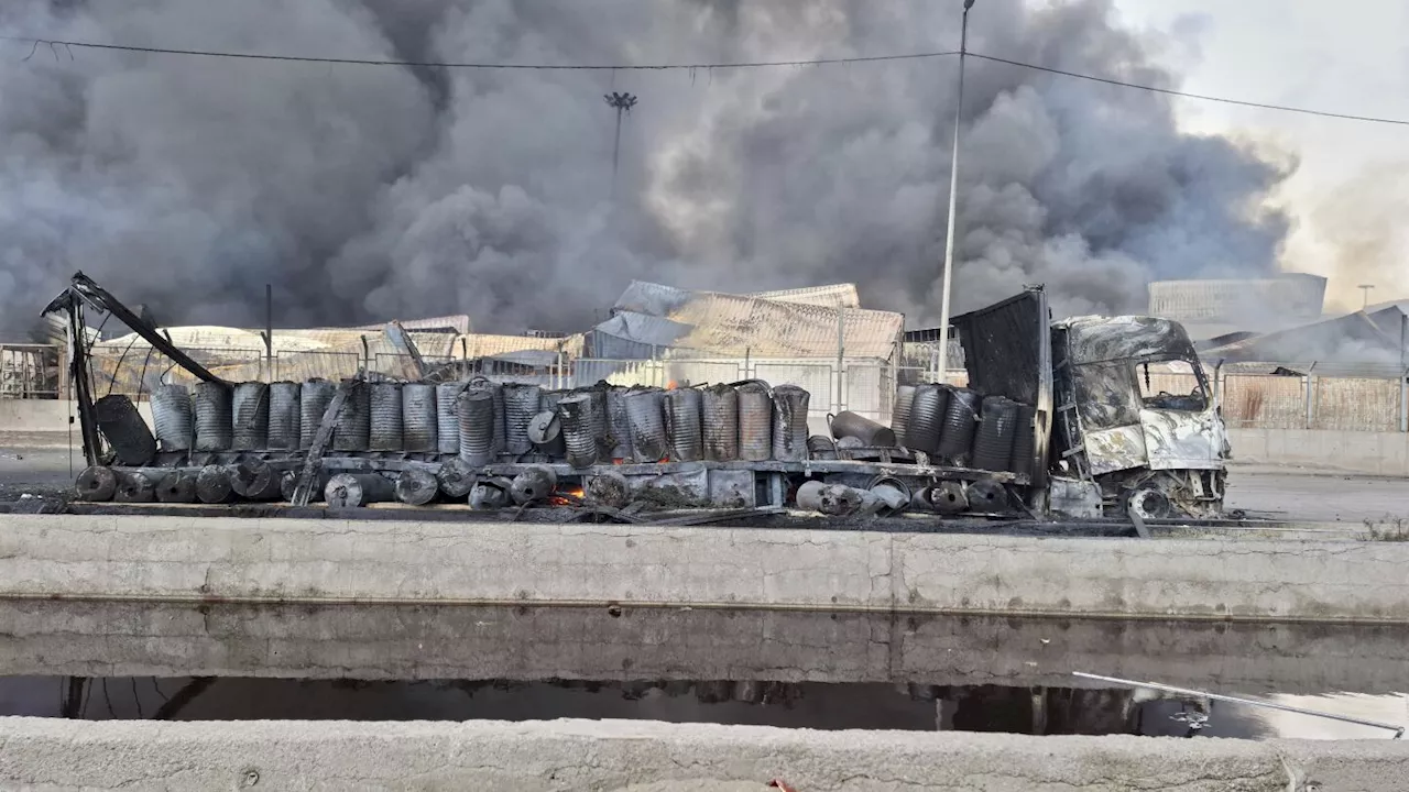 El presidente de Irán visita a heridos en explosión en puerto que dejó al menos 28 muertos