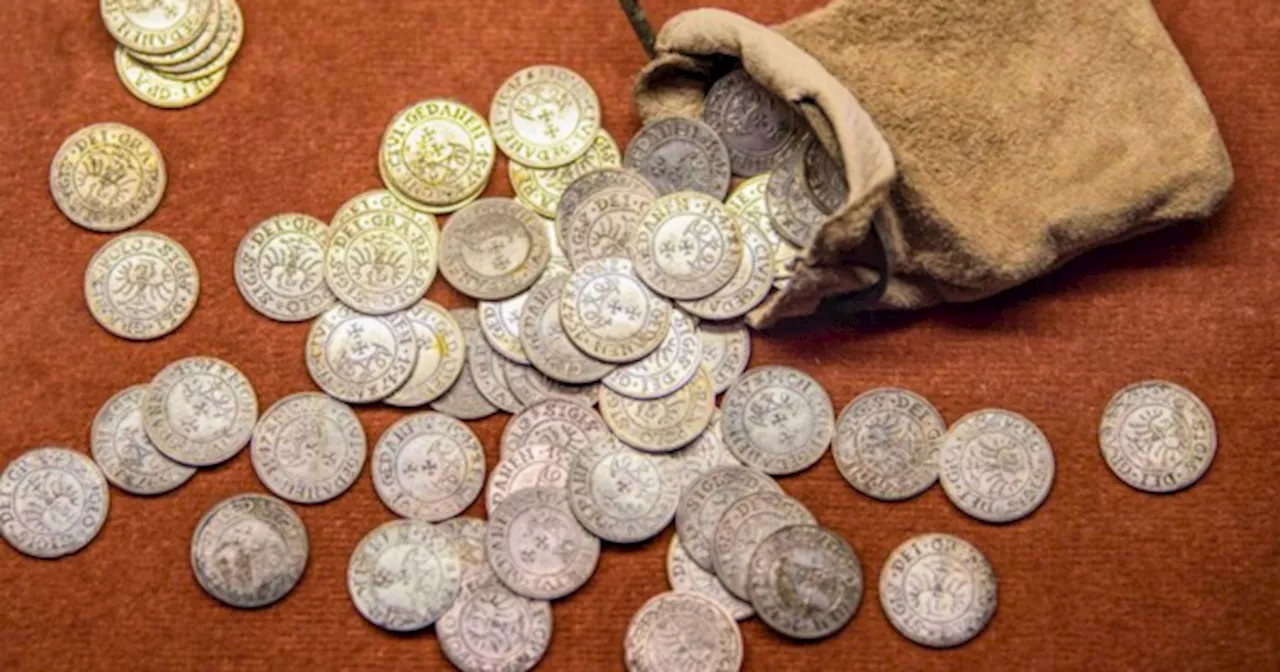  Encuentran un histórico tesoro de monedas de plata del siglo XI y es todo de un solo país