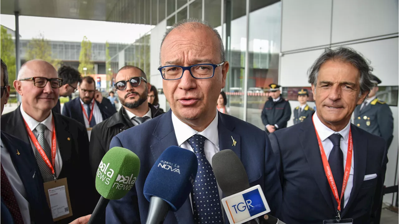 Troppi compiti e verifiche, Valditara interviene con una circolare