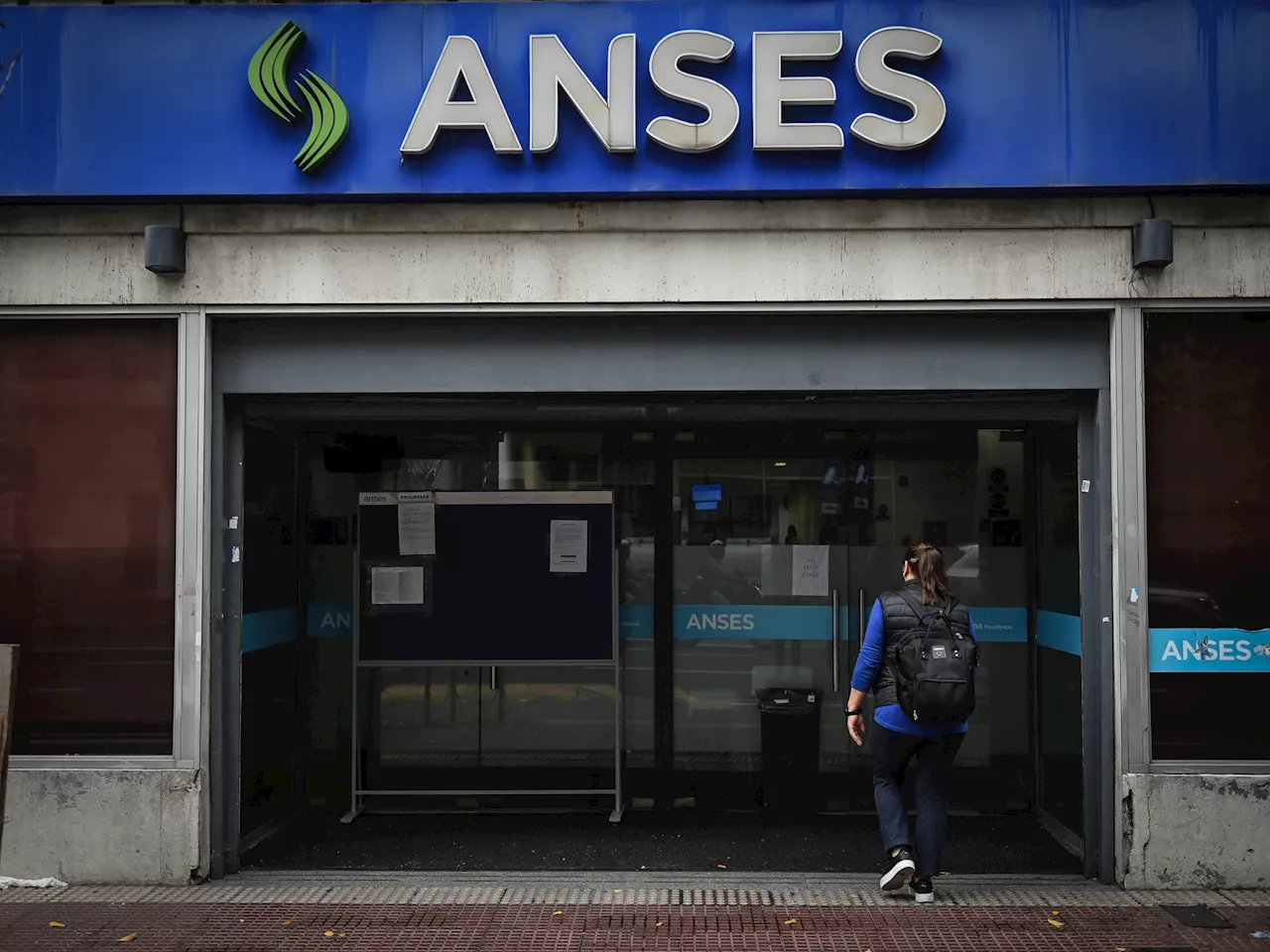 Aumentan las jubilaciones en mayo 2025: cuánto cobrarán los de la mínima con el ajuste del mes y el bono de $ 70.000