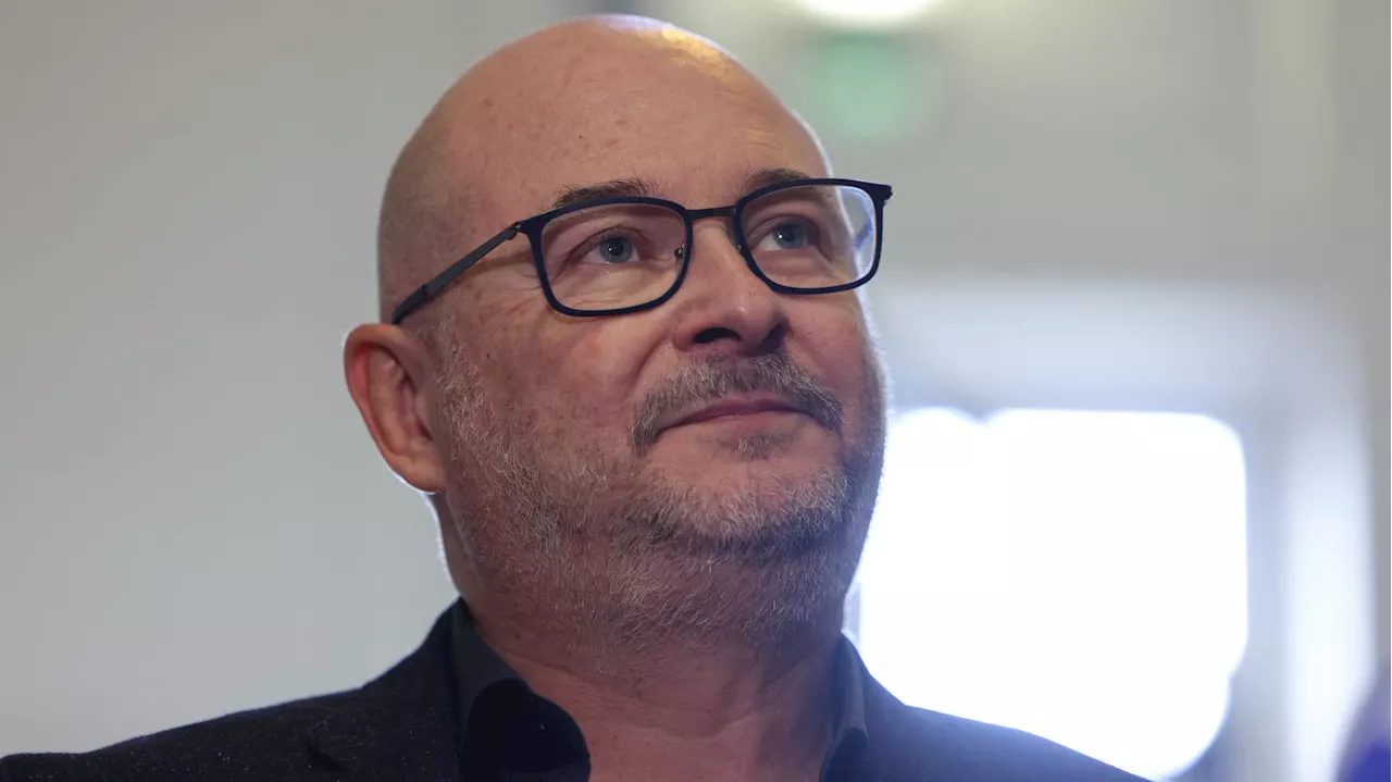 Cauet de retour sur « Europe 2 » après sa mise en examen pour viols, accueilli par des Femen à son arrivée