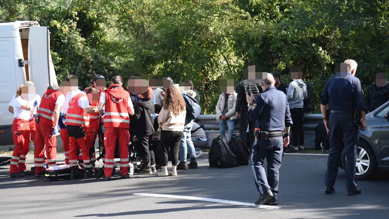 Einsatz in Niederösterreich - Schlepper donnert bei Grenzübergang an Polizei vorbei