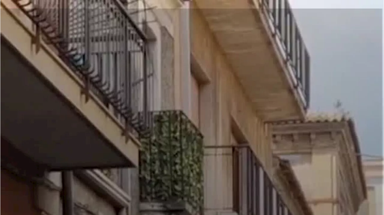 Bimba di 7 mesi muore dopo essere stata lanciata dal balcone dalla madre
