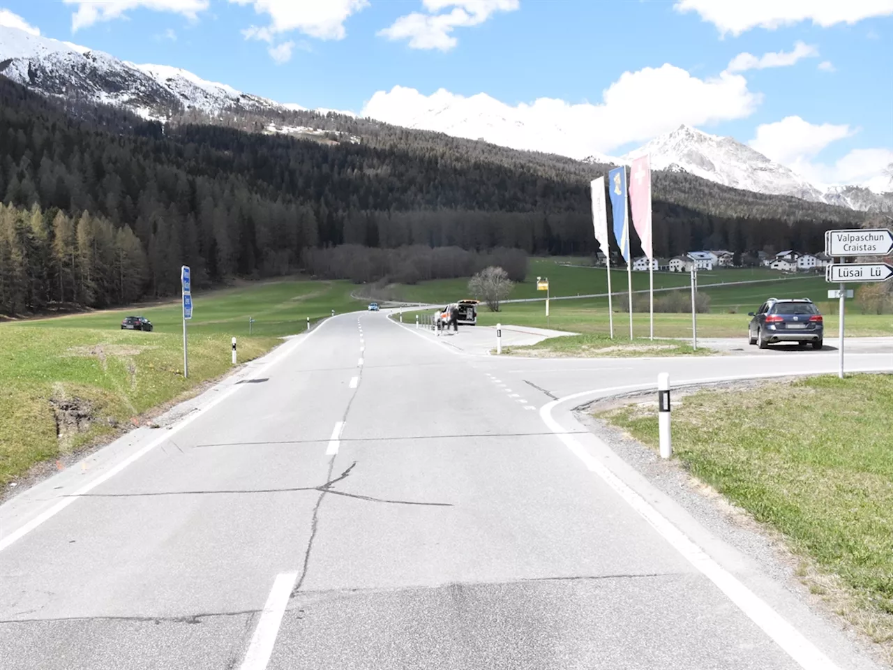 Val Müstair GR: Frau weicht auf H28 einem Auto aus und fährt Böschung hoch