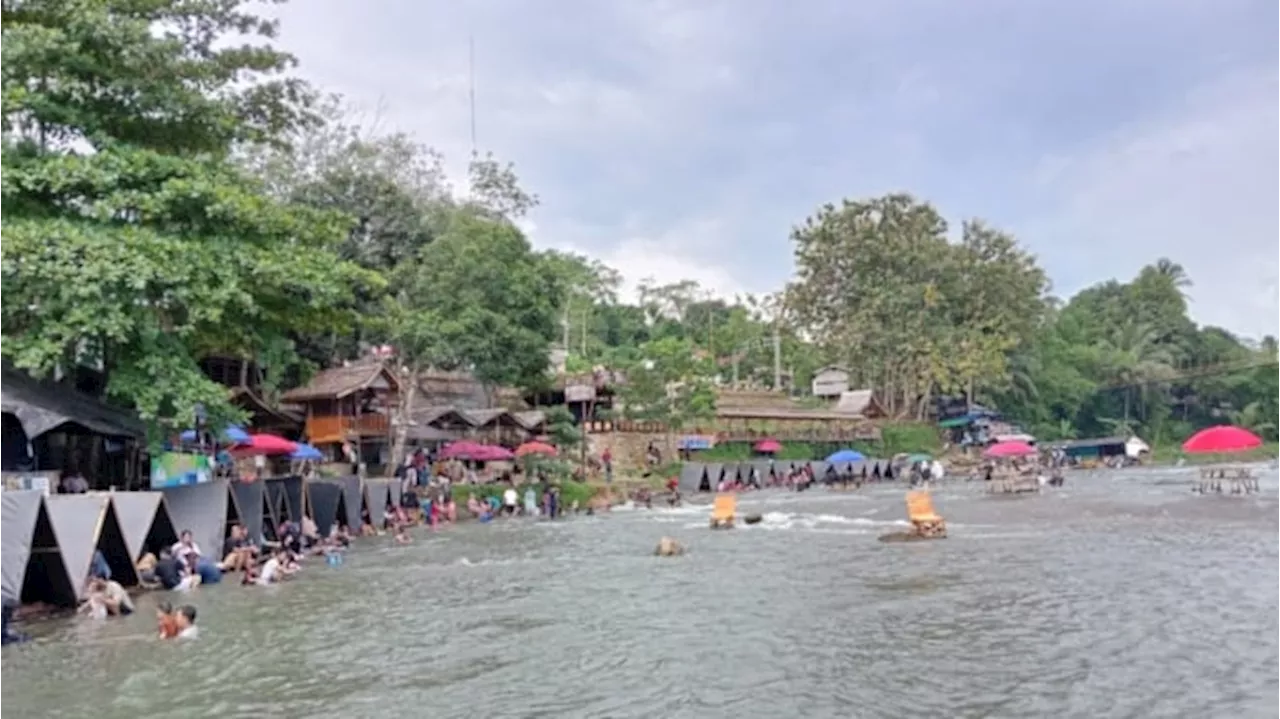 Ribuan Wisatawan Padati Padati Objek Wisata Alam Riam Bajandik di Momen Libur Lebaran