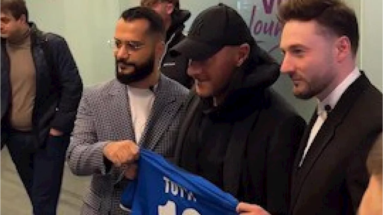 Francesco Totti una giornata a Mosca, tra i selfie e gli attacchi