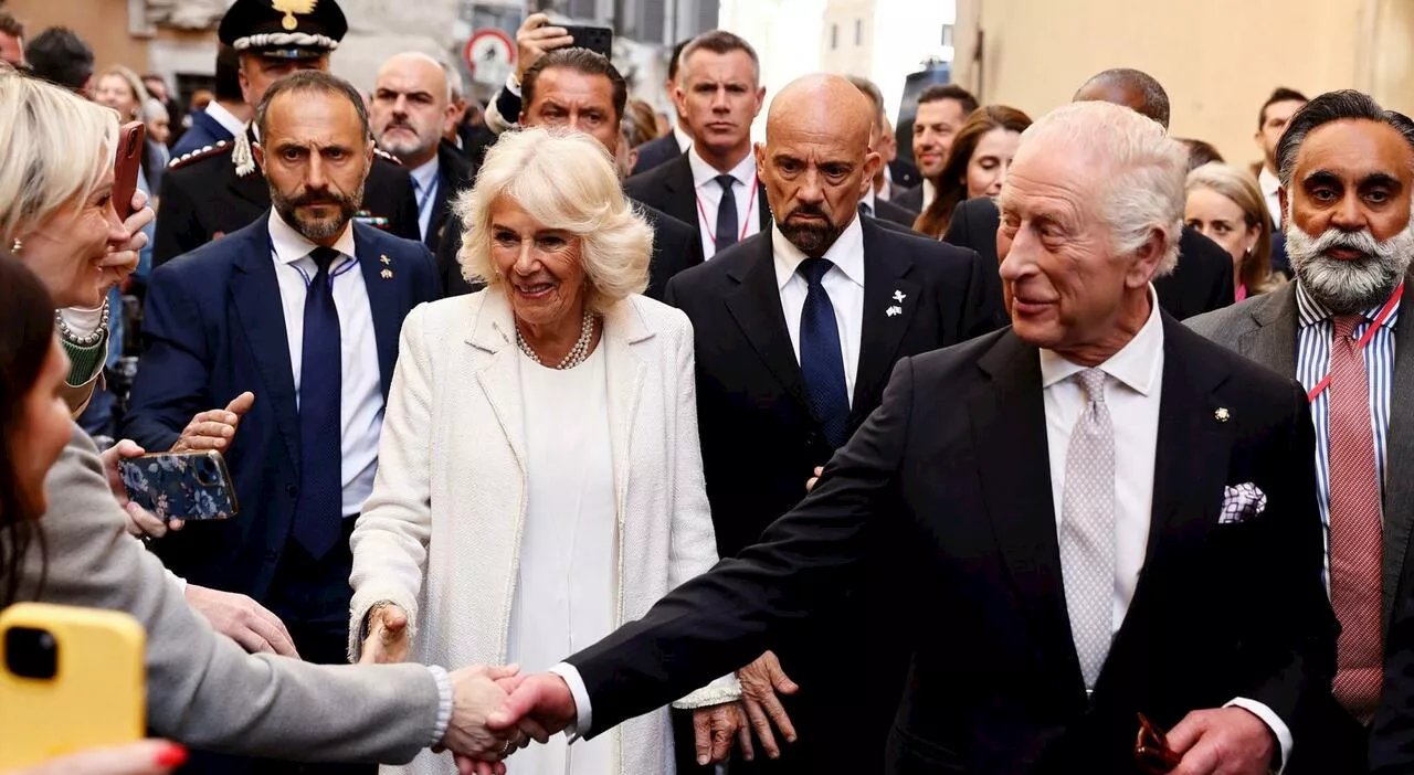 Re Carlo e Camilla, visita a sorpresa da Papa Francesco: «Felice che stia bene». Prima l'incontro con Giorgia