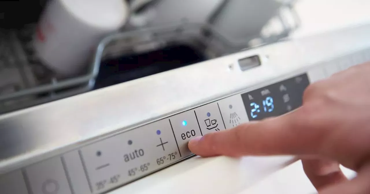How to use vinegar to clean towels without leaving them 'smelling of chips'