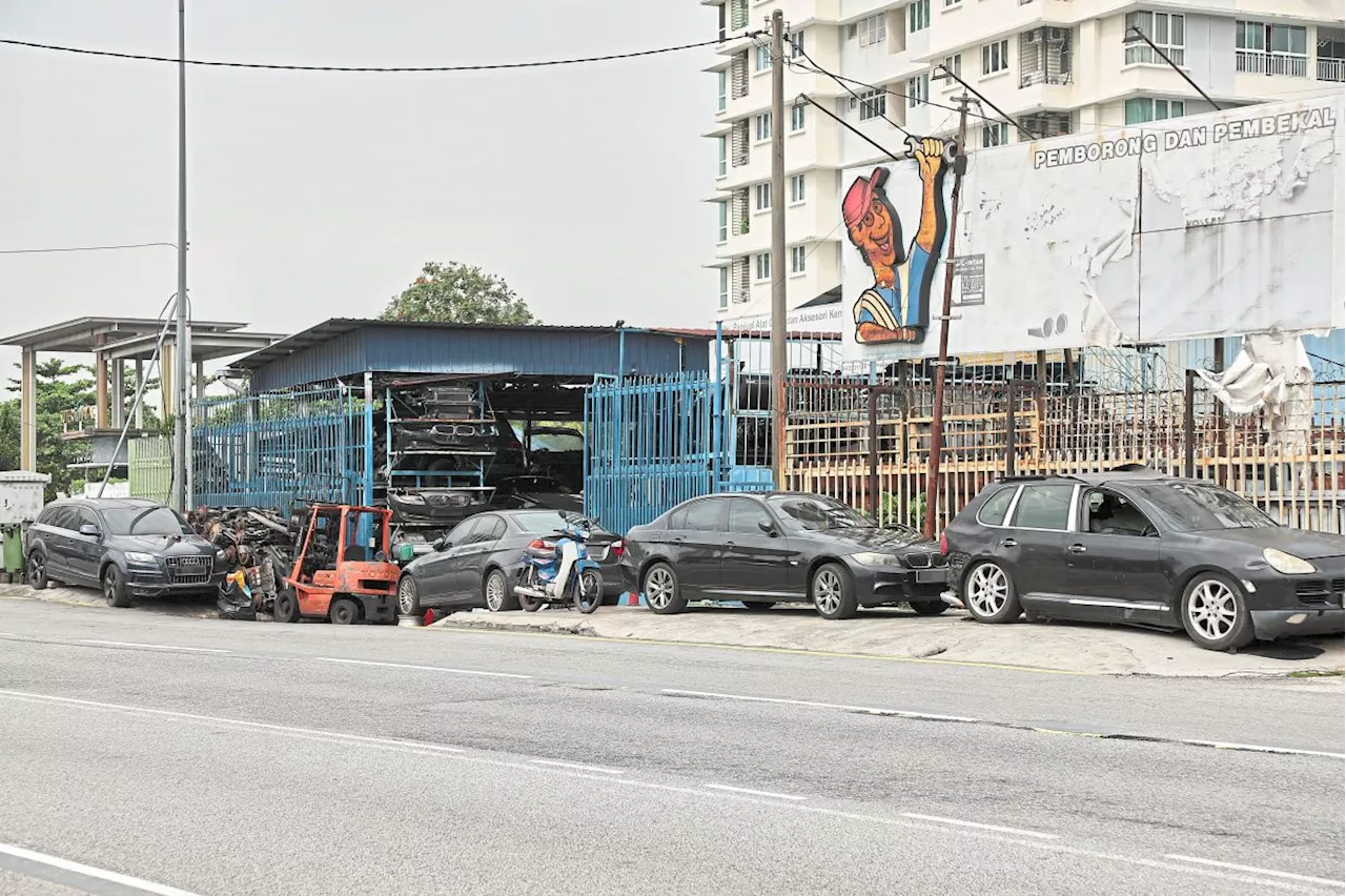 Footpath encroached on by Jln Puchong business