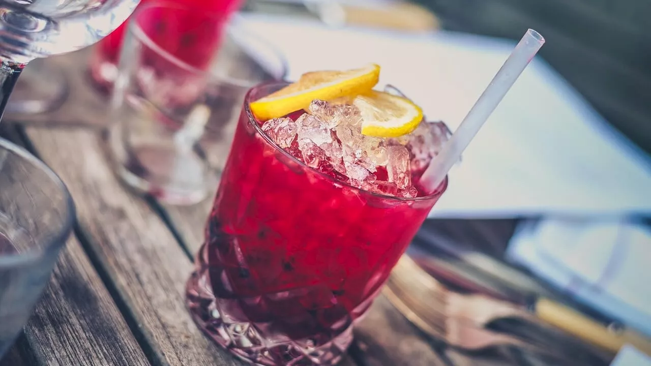 I quattro modi in cui l'alcol provoca il cancro