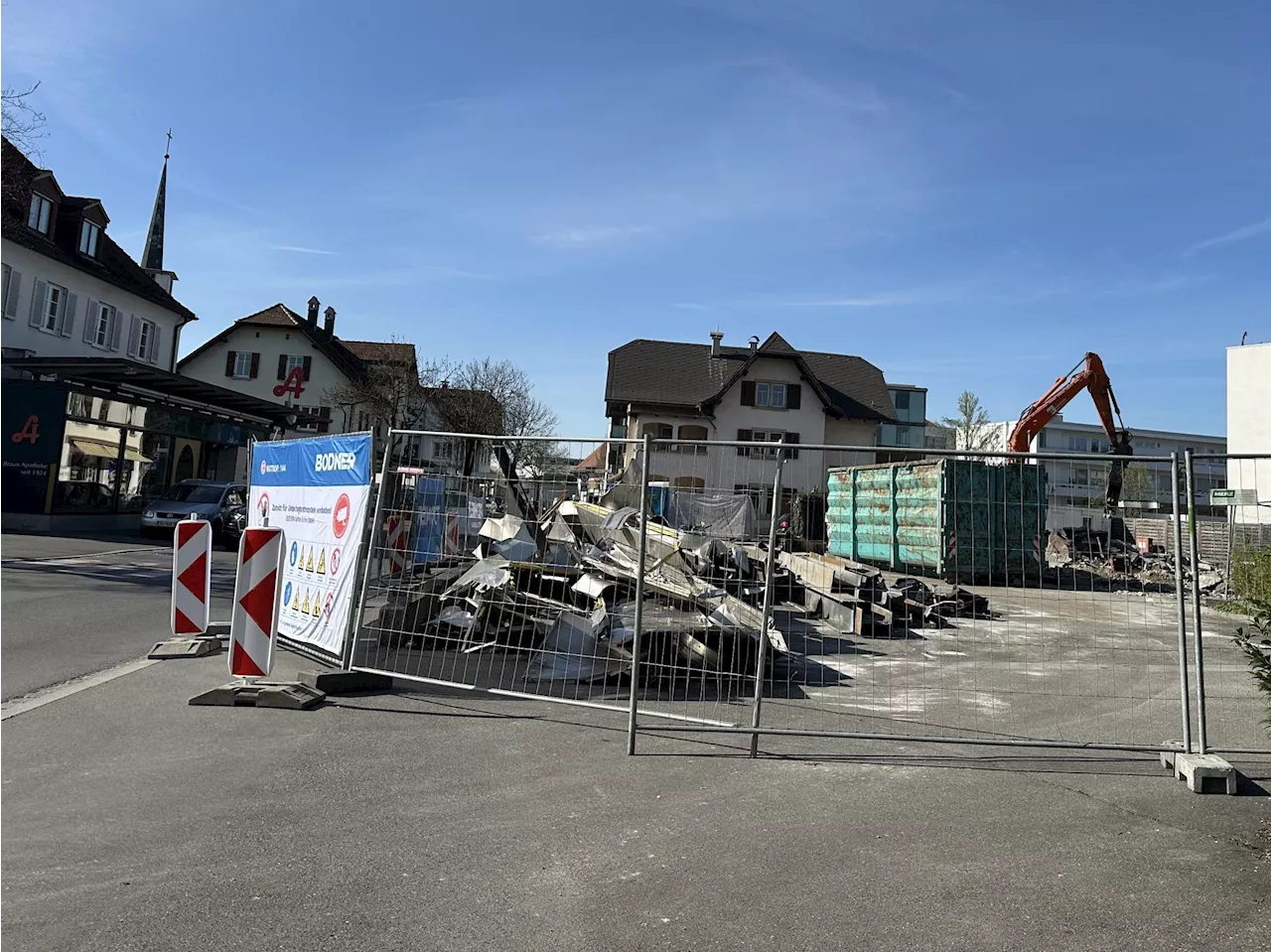 Abriss in Lustenau: Alte Tankstelle in der Maria-Theresien-Straße verschwindet