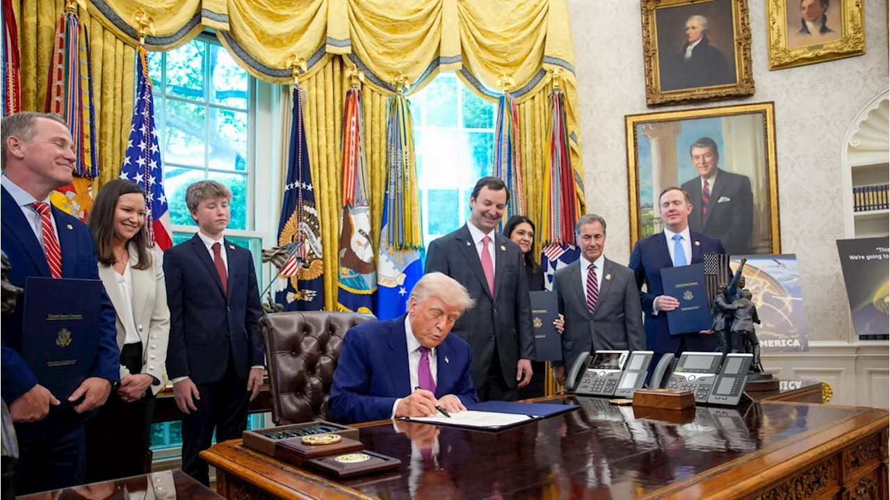 Trump firma il programma per fermare 'l'invasione' dei migranti illegali