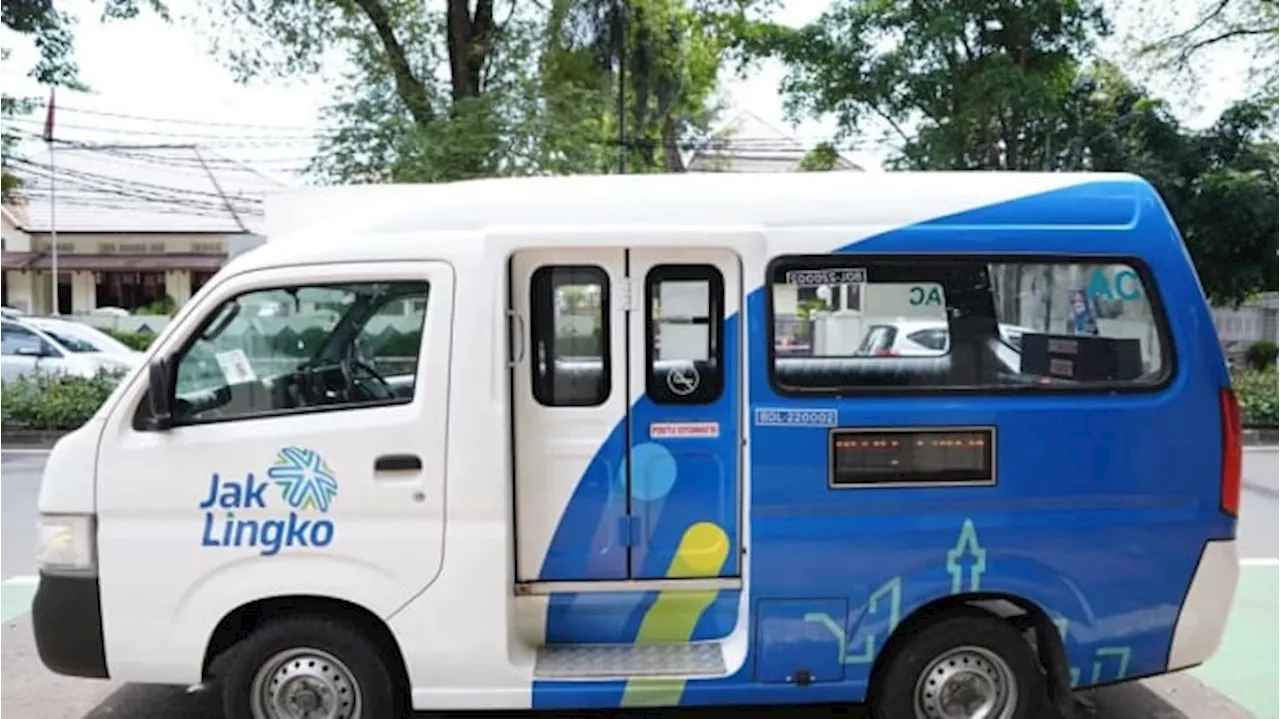 Detik-detik Angkot JakLingko Tabrak 4 Motor di Jakbar, 8 Orang Luka