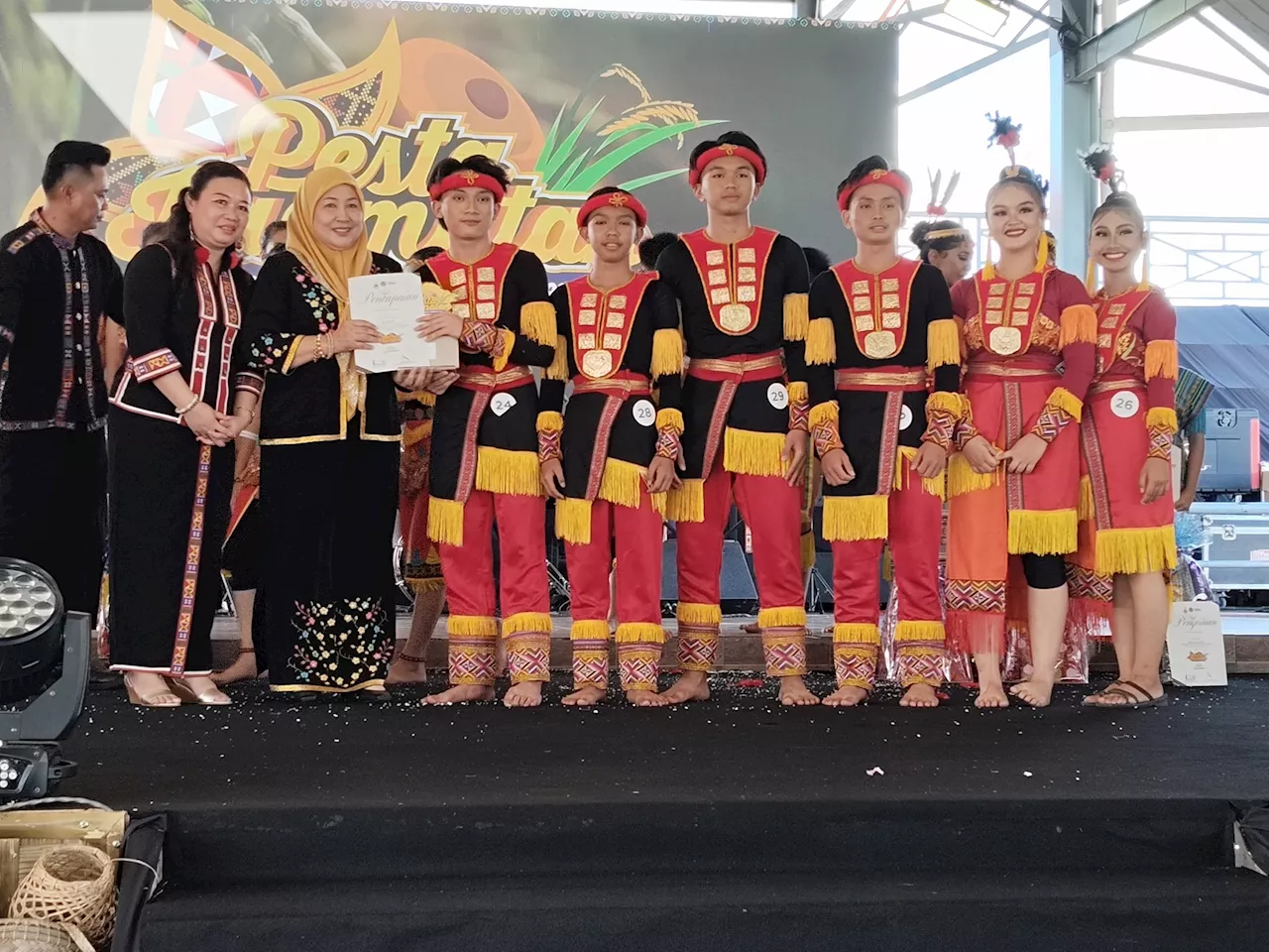 Tukang-Tukang juara kumpulan tarian etnik kreatif Kaamatan Keningau