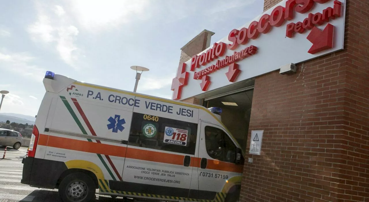 Picchia la moglie incinta, poi inciampa mentre fugge dai carabinieri e fa un volo di 5 metri: è gravissimo