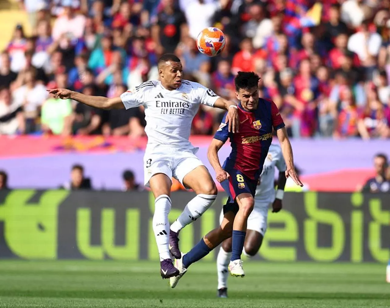 Soccer-Barcelona edge closer to title with thrilling 4-3 win over Real Madrid