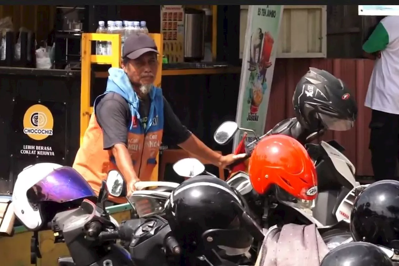 Penjaga parkir menabung RM15 sehari selama 17 tahun demi tunai haji