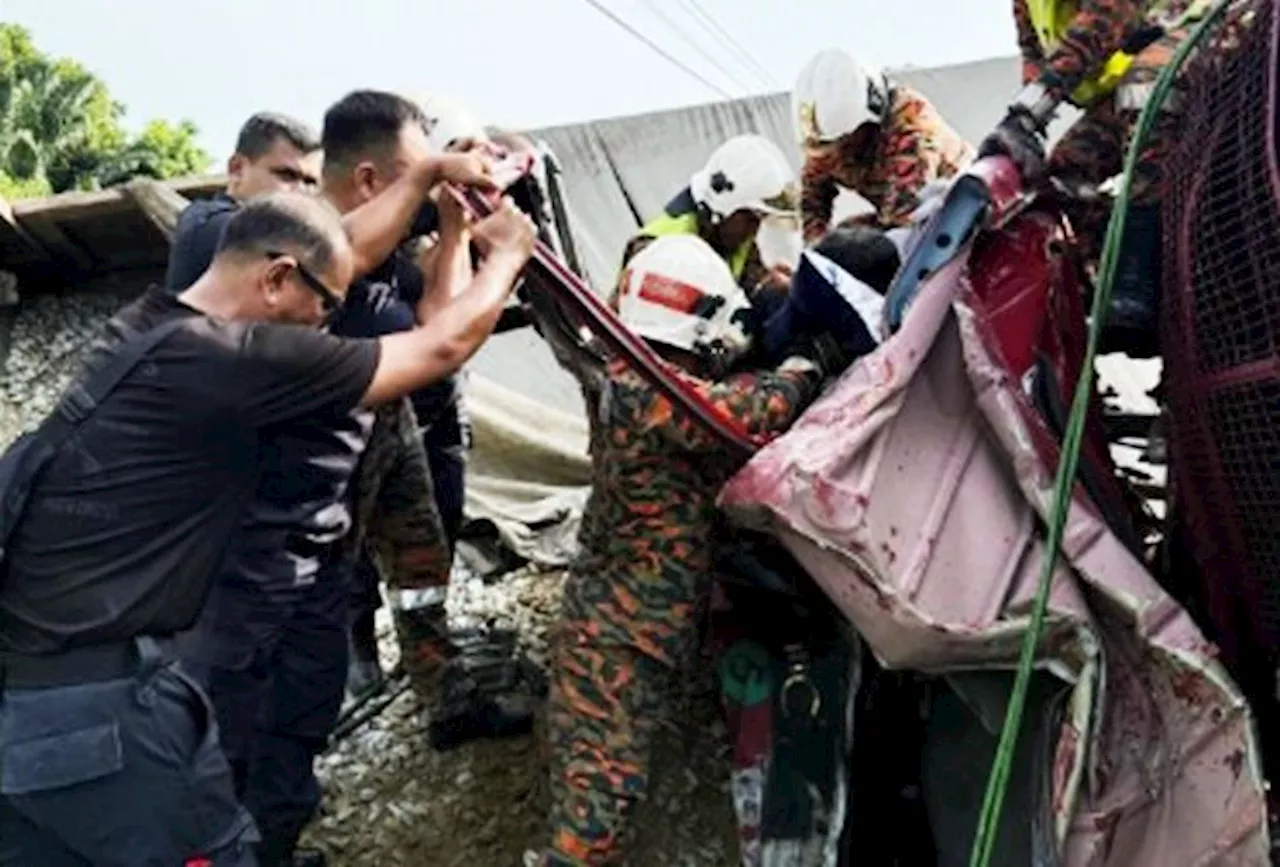 FRU truck crash: Fahmi conveys condolences to families of victims