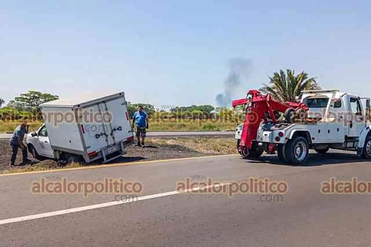 Camioneta terminó atascada en cuneta de la autopista Veracruz-Córdoba