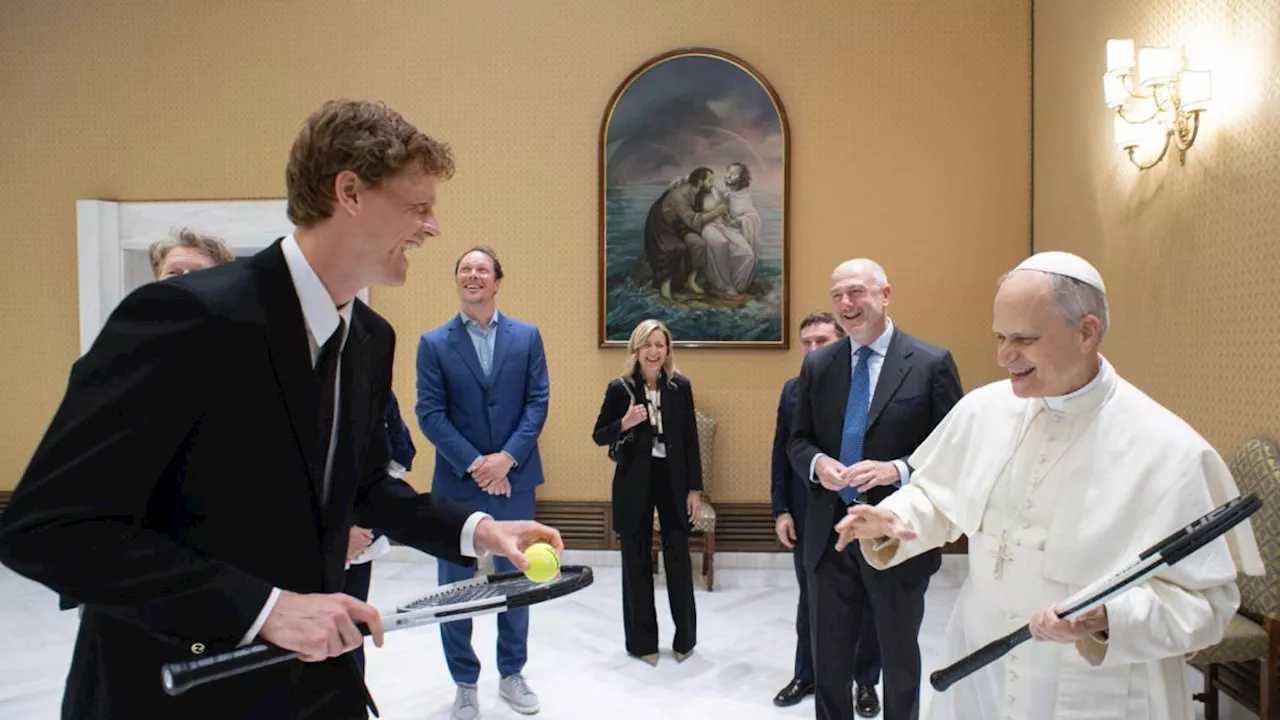 El papa León XIV bromeó con Jannik Sinner y lo recibió en el Vaticano tras curioso pedido: 'Aquí no'