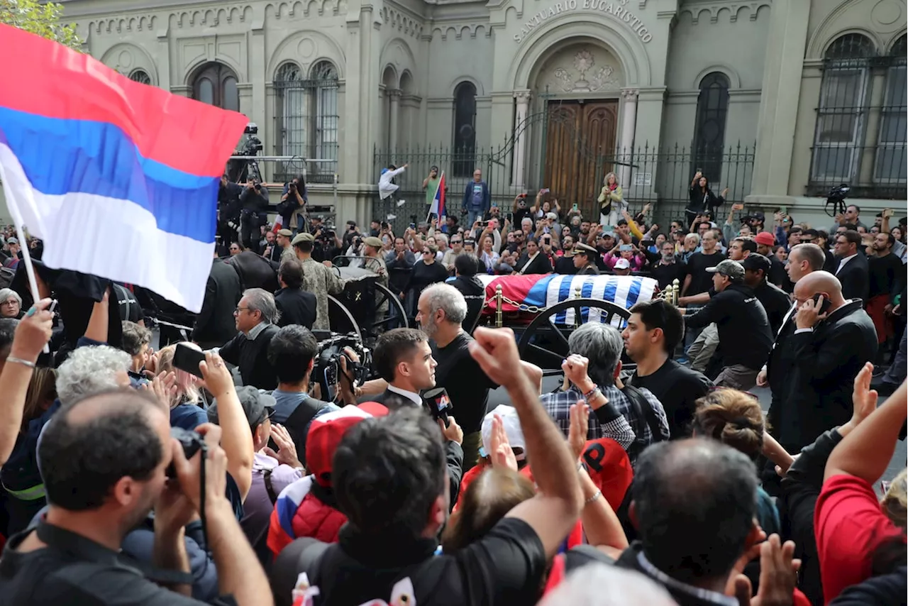 “Gracias, viejo”: una multitud de uruguayos despide a Mujica