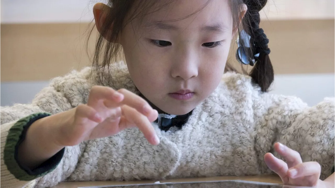Rapporto Ocse, 17% bimbi in ansia se non ha smartphone o tablet