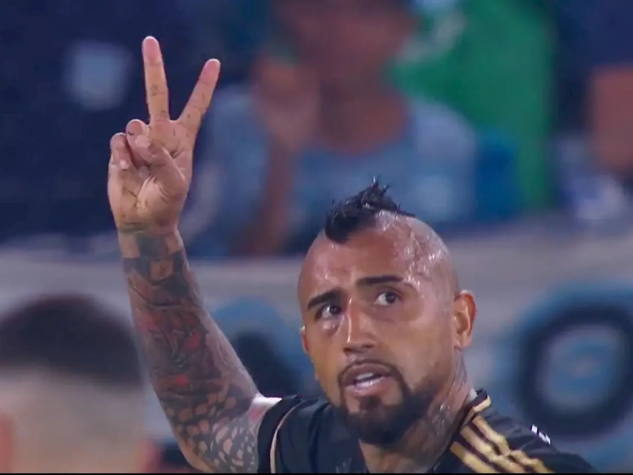 La insólita expulsión de Arturo Vidal: cargó a los hinchas de Racing con las Copas América que ganó con Chile y se llevó la roja en la Libertadores